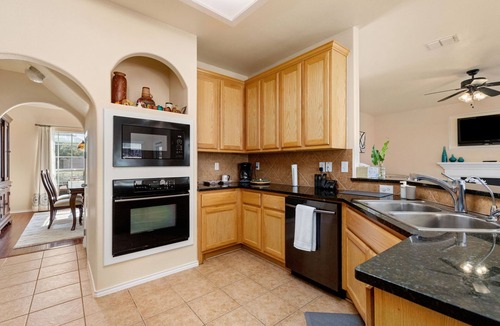 Scenic Oaks House | Hilltop 5BR Retreat, Game Lounge Chef’s Kitchen