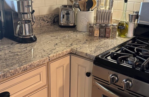 Leicester House | Hilltop Cottage. Beautiful, Pristine, Self Check-In.