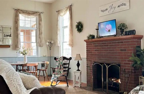 Lewisburg House | Hilltop Cottage