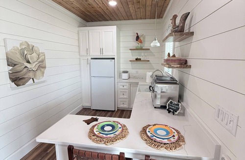 Fayetteville Cottage | Hilltop Guest House Near Round Top & Fayetteville Lake- 1BR w/Porch & Views