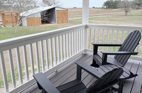 Fayetteville Cottage | Hilltop Guest House Near Round Top & Fayetteville Lake- 1BR w/Porch & Views
