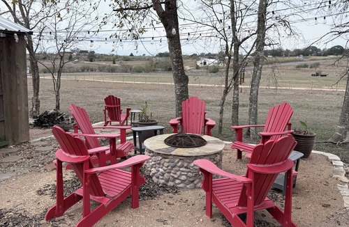 Fayetteville Cottage | Hilltop Guest House Near Round Top & Fayetteville Lake- 1BR w/Porch & Views