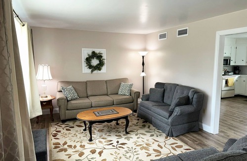 Ronks House | Hilltop Guesthouse - in Intercourse on Beacon Hill, 4-Bedroom House