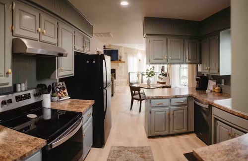 Rogers Cottage | Hilltop Haven - Cozy and Private 3-bedroom Cottage close to Downtown Rogers