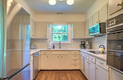 Skyland House | Hilltop Haven | Hot Tub, Huge Yard + Biltmore Pass | 8 Mins to Asheville