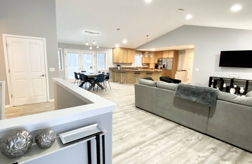 Maple City House | Hilltop Haven walk to Glen Lake with lake access