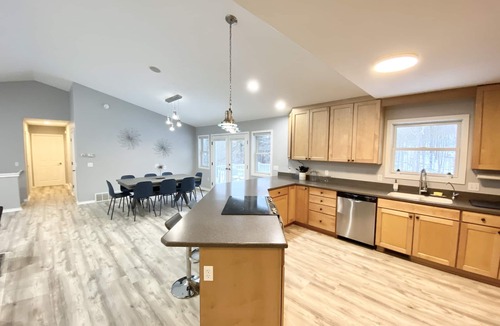 Maple City House | Hilltop Haven walk to Glen Lake with lake access