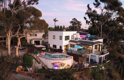 University Heights House | Hilltop Haven with Infinity Pool