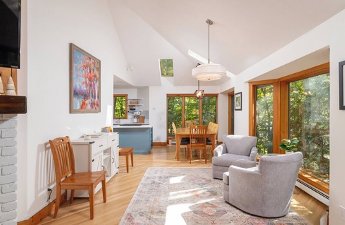 Grantham House | Hilltop Hideaway; 4 bed, 3 bath, few minutes drive to Eastman Lake!