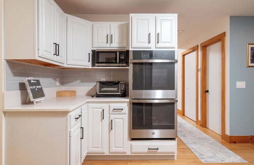 Grantham House | Hilltop Hideaway; 4 bed, 3 bath, few minutes drive to Eastman Lake!