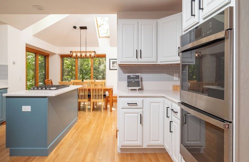 Grantham House | Hilltop Hideaway; 4 bed, 3 bath, few minutes drive to Eastman Lake!