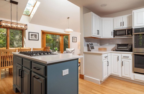 Grantham House | Hilltop Hideaway; 4 bed, 3 bath, few minutes drive to Eastman Lake!