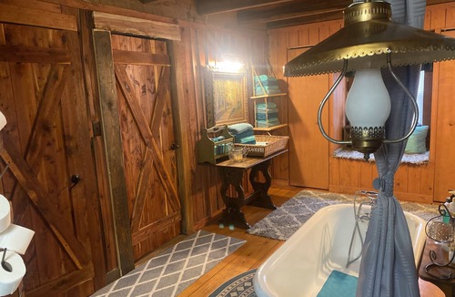 Eckerty Bed & Breakfast | Hilltop Hideaway Bed and Breakfast Read the Description