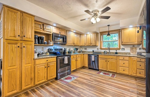 Branson House | Hilltop Hideaway' Branson Home w/Trampoline