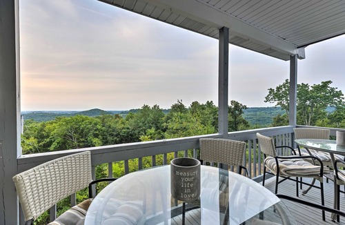 Branson House | Hilltop Hideaway' Branson Home w/Trampoline