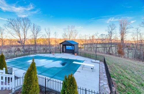 Roseland House | Hilltop Hideaway - Heated Pool - Jacuzzi - Ping Pong - 12 guests - Fireplace - Mountain Views - Pets are allowed by request