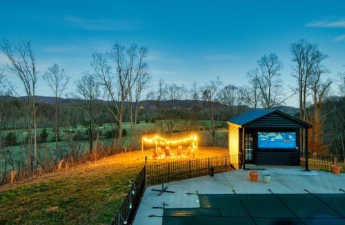 Roseland House | Hilltop Hideaway - Heated Pool - Jacuzzi - Ping Pong - 12 guests - Fireplace - Mountain Views - Pets are allowed by request