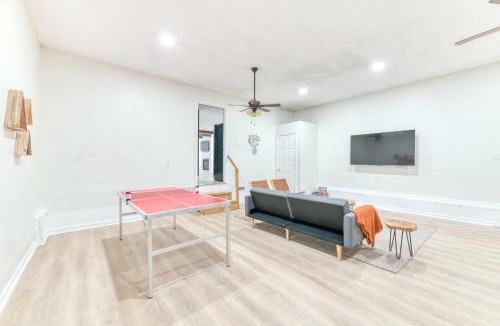 Roseland House | Hilltop Hideaway - Pool - Jacuzzi - Ping Pong - 12 guests - Fireplace - Mountain Views - Pets are allowed by request