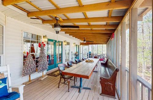 Cedar Cliff House | Hilltop Hideaway