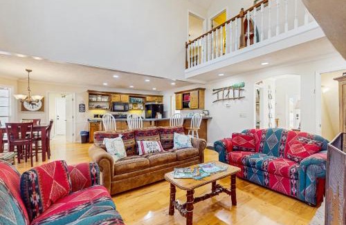 Cedar Cliff House | Hilltop Hideaway