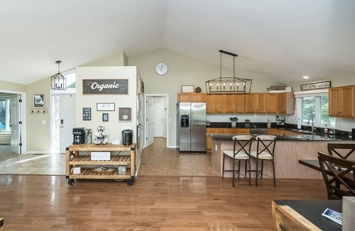 Innsbrook House | Hilltop Hideaway with Lake Front Access