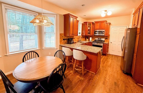 Midlothian House | Hilltop House- Clean, Comfortable & Convenient