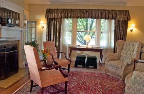 Newport Bed & Breakfast | Hilltop Inn