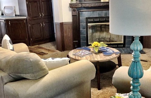 Wagoner House | Hilltop Lake Retreat