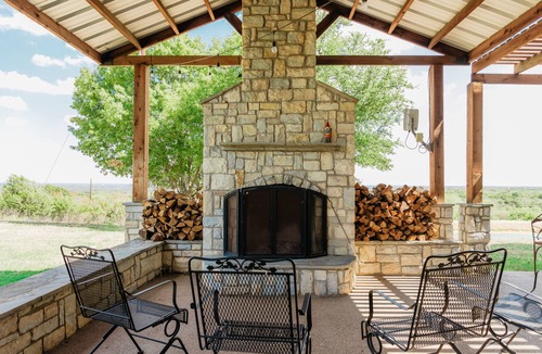 Springtown House | Hilltop lodge with spectacular views and roaming wildlife.