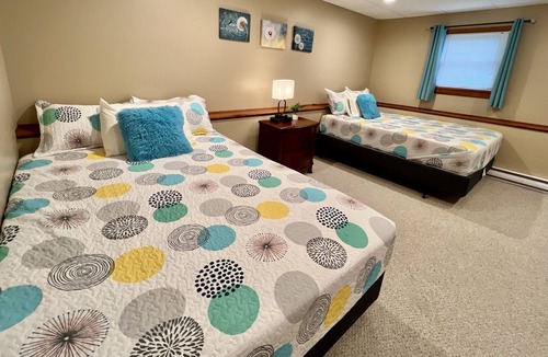 Lake Ariel House | HillTop Manor - Spacious 6 BR +PS5+Fire pit+Pool Table