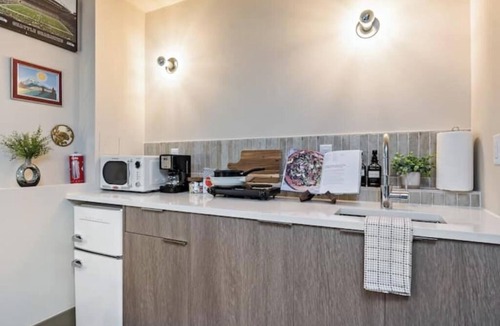 North Beacon Hill Apartment | Hilltop Modern Studio