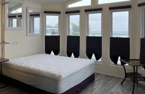Sherkston Cottage | Hilltop Oasis - Beautiful Sunsets and Panoramic Lake Views - 3 Bdrms 2 Baths