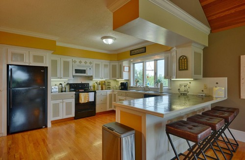 Tully House | Hilltop Retreat May M-Th Savings -10% Auto Applies