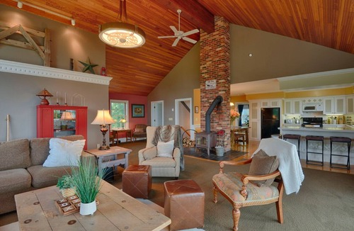 Tully House | Hilltop Retreat May M-Th Savings -10% Auto Applies