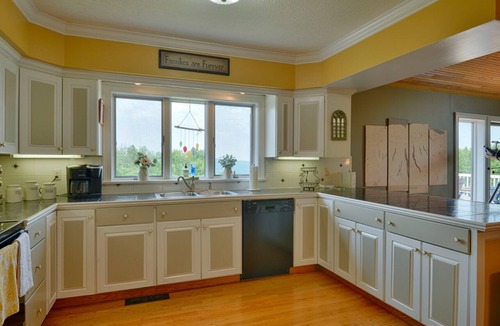 Tully House | Hilltop Retreat May M-Th Savings -10% Auto Applies