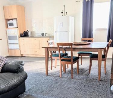 Alexandrina House | Hilltop Riverview Retreat