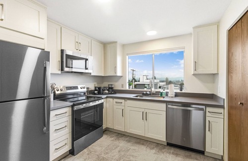 Minor House | Hilltop Seattle Retreat w/Views & Parking