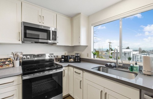 Minor House | Hilltop Seattle Retreat w/Views & Parking