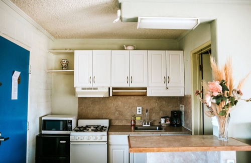 Apple Valley Hotel | Hilltop Tavern & Inn