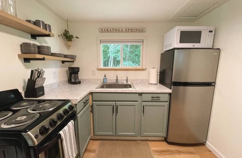 Round Lake Cottage | Hilltop Tiny Home | A unique lakeside getaway 1BR!