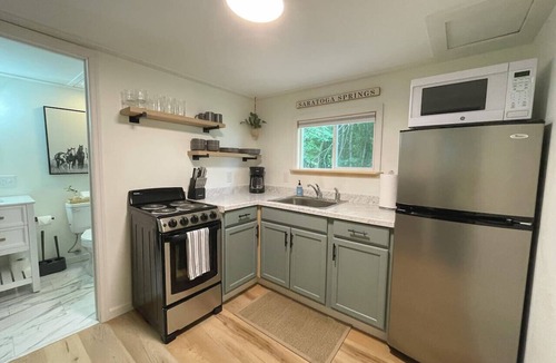 Round Lake Cottage | Hilltop Tiny Home | A unique lakeside getaway 1BR!