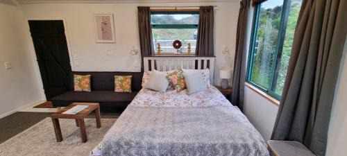 Paraparaumu House | Hilltop View Nikau Valley