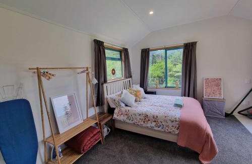 Paraparaumu House | Hilltop View Nikau Valley