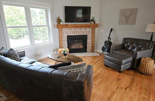 Suttons Bay House | Hilltop Vistas