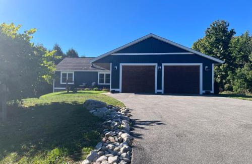 Suttons Bay House | Hilltop Vistas