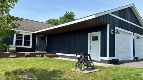 Suttons Bay House | Hilltop Vistas