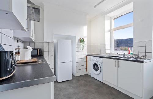 Abertillery House | Hillview Escape - Group-Friendly Comfort