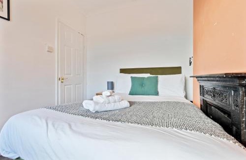 Abertillery House | Hillview Escape - Group-Friendly Comfort