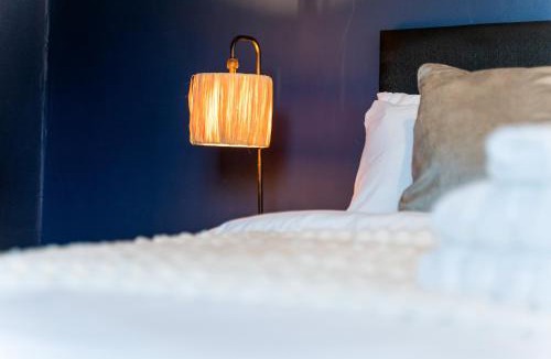 Abertillery House | Hillview Escape - Group-Friendly Comfort