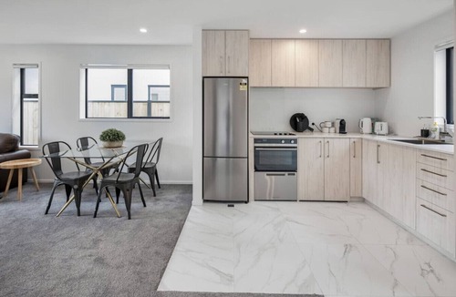 Trentham House | Hillview Hideaway: 2-BR Serenity